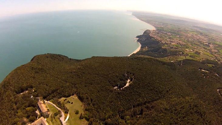 51_in-volo-su-monte-conero.jpg